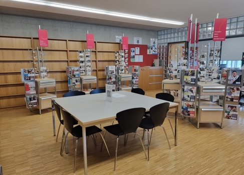 Le centre d'orientation se trouve à côté de la bibliothèque.